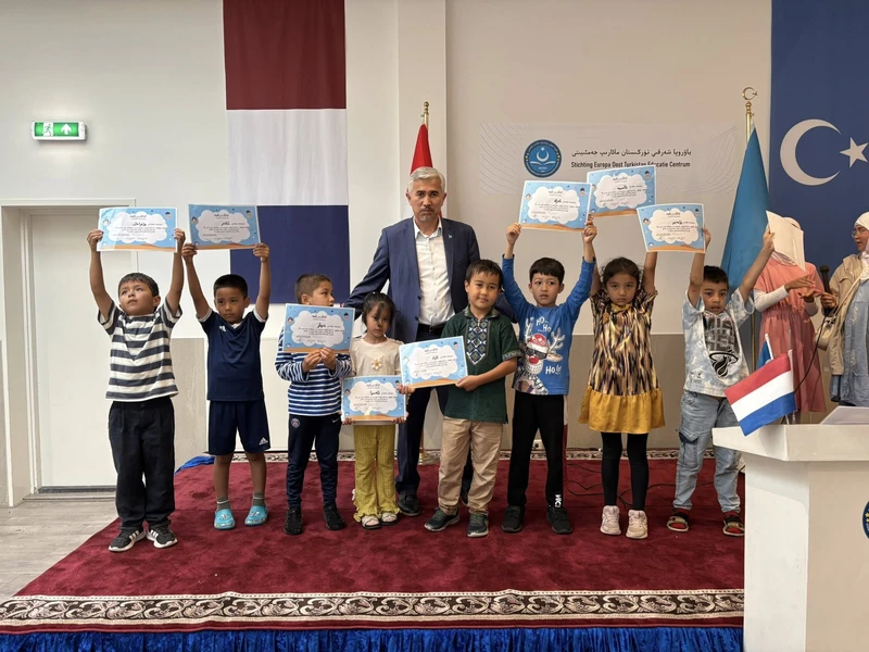 Hollanda Uygur Ana Dil Okulu'ndan Anlamlı Etkinlik
